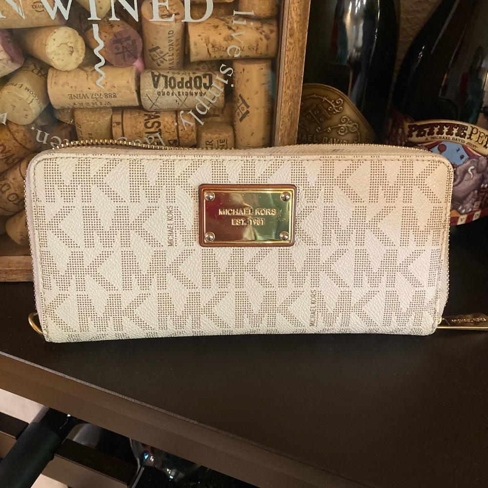 Michael Kors - Large continental wallet.